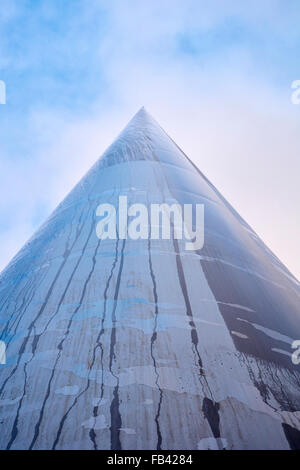 DUBLIN, Irland - Januar 05: Niedrigen Winkel Schuss des Millennium Spire mit Treacles Wasser liefen nach dem Regen. Blauer Himmel ab Stockfoto