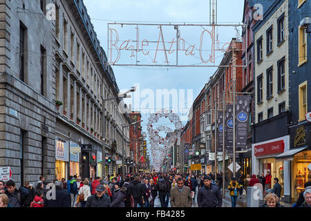 DUBLIN, Irland - Januar 05: Belebte Henri Straße voller Fußgänger nach dem Regen. Auf dem Schild steht "Baile Átha Cliath", irische Ce Stockfoto