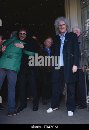 Blaue Plakette Ereignis in Cirencester 7/1/2016 zu gedenken Cozy Powell Drummer mit legendären Rock Gruppen mit Dr. Brian May Gitarrist von Queen führen. Stockfoto