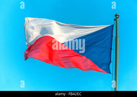 Tschechische Flagge weht im Wind auf einem Fahnenmast, Tschechische Republik Stockfoto