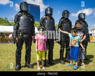 Bangkok, Thailand. 9. Januar 2016. Kinder posieren mit Thai Army Special Forces Personal während der Kinder Tag Festlichkeiten in der Royal Thai Army Palastwache, 2. Division Kavallerie Basis in Bangkok. Nationaler Kindertag fällt am zweiten Samstag des Jahres. Thailändische Regierungsagenturen Kind freundlich Events sponsern und das Militär in der Regel öffnet Militärbasen für Kinder, die kommen, um auf Panzer und Artilleriestücke spielen. Bildnachweis: Jack Kurtz/ZUMA Draht/Alamy Live-Nachrichten Stockfoto