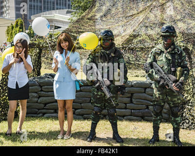 Bangkok, Thailand. 9. Januar 2016. Frauen posieren mit Thai Armeepersonal Spezialeinheiten während der Kinder Tag Festlichkeiten in der Royal Thai Army Palastwache, 2. Division Kavallerie Basis in Bangkok. Nationaler Kindertag fällt am zweiten Samstag des Jahres. Thailändische Regierungsagenturen Kind freundlich Events sponsern und das Militär in der Regel öffnet Militärbasen für Kinder, die kommen, um auf Panzer und Artilleriestücke spielen. Bildnachweis: Jack Kurtz/ZUMA Draht/Alamy Live-Nachrichten Stockfoto