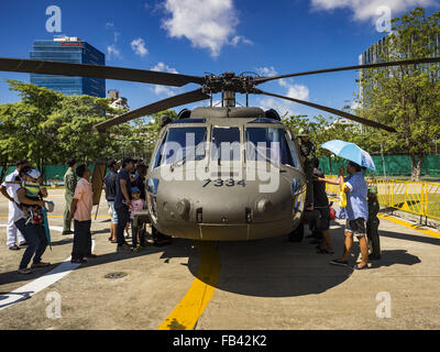 Bangkok, Thailand. 9. Januar 2016. Menschen betrachten eine thailändische Armee Blackhawk-Hubschrauber während der Kinder Tag Festlichkeiten in der Royal Thai Army Palastwache, 2. Division Kavallerie Basis in Bangkok. Nationaler Kindertag fällt am zweiten Samstag des Jahres. Thailändische Regierungsagenturen Kind freundlich Events sponsern und das Militär in der Regel öffnet Militärbasen für Kinder, die kommen, um auf Panzer und Artilleriestücke spielen. Bildnachweis: Jack Kurtz/ZUMA Draht/Alamy Live-Nachrichten Stockfoto