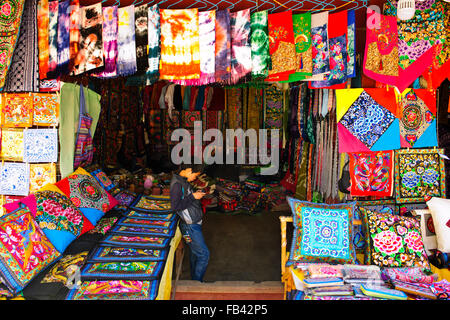 Baisha Dorf machte Mais trocknen,, Dorfbewohner, Innenhöfe, Kunst, Hand geschlagenen Kupfer Objekte, Lijiang, Yunnan, Volksrepublik China, Volksrepublik China Stockfoto