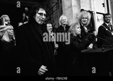 Blaue Plakette Ereignis in Cirencester 7/1/2016 zu gedenken Cozy Powell Drummer mit legendären Rock Gruppen mit Dr. Brian May Gitarrist von Queen führen. Stockfoto