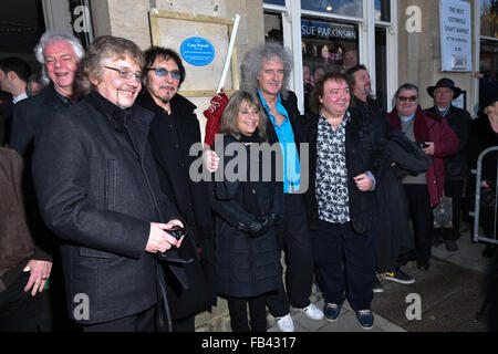 Blaue Plakette Ereignis in Cirencester 7/1/2016 zu gedenken Cozy Powell Drummer mit legendären Rock Gruppen mit Dr. Brian May Gitarrist von Queen führen. Stockfoto