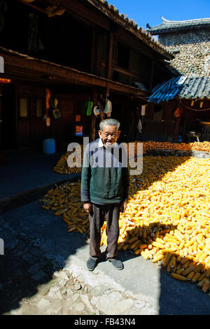 Baisha Dorf machte Mais trocknen,, Dorfbewohner, Innenhöfe, Kunst, Hand geschlagenen Kupfer Objekte, Lijiang, Yunnan, Volksrepublik China, Volksrepublik China Stockfoto