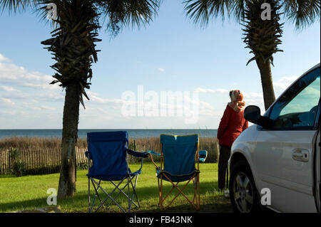 Kaukasische weiblichen Blick auf Ozean Myrtle Beach SC Stockfoto