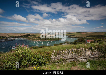 Atemberaubende Aussicht von Ost Portlemouth über die Mündung des Salcombe in Richtung Kingsbridge an einem idyllischen Sommertag. Stockfoto