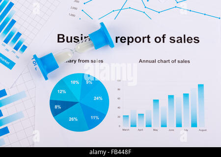 Finanz-Charts und Grafiken. Umsatzbericht auf Papier. Sanduhr. Die Countdown-Gewinne Stockfoto
