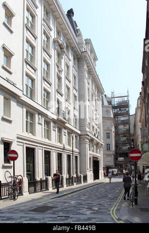 Luft-Street im Londoner Stadtteil Soho. Blick nach Süden in Richtung Regents Street. Neu renoviert mit Granit Pflastersteine Stockfoto