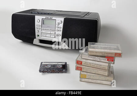 Hause gestapelte vor einem 1990er-Jahre Stil-Kassette, Radio Kassetten aufgenommen und und CD-Player Stockfoto