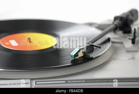 Eine Schallplatte auf einer 1980er-Jahre Stil Pioneer Plattenspieler Stockfoto
