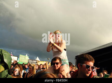 Eine junge Frau hat Spaß beim Sitzen über die Menschenmenge auf der Hauptbühne auf dem Y Not Music Festival, England UK Stockfoto