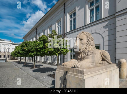 Präsidentenpalast, mit Löwe Skulptur von Camillo Landini, Krakowskie Przedmiescie, Warschau, Polen Stockfoto