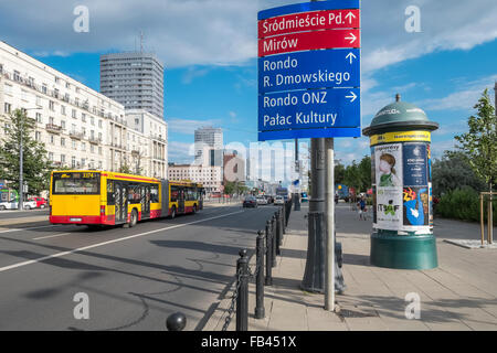 Hauptverkehr Durchgangsstraße zu Srodmiescie (Stadtzentrum, Innenstadt) in Warschau, Polen Stockfoto