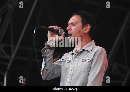 Rick Witter, Frontmann von Shed Seven, tritt auf der Bühne des Y Not Festivals, Peak District UK, auf Stockfoto