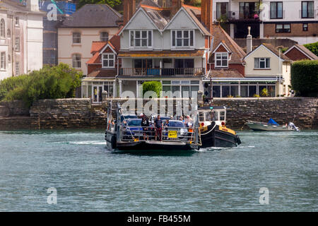 Dartmouth niedriger Fähre bei voller Auslastung verlassen Kingswear Slipanlage auf dem Fluss Dart, Devon. Stockfoto