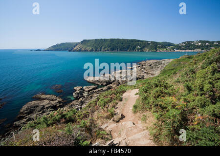 South West Devon Coast Path mit einer atemberaubenden Aussicht über Aqua-Marine Meer und Flussmündung Eingang in Richtung Salcombe Stockfoto