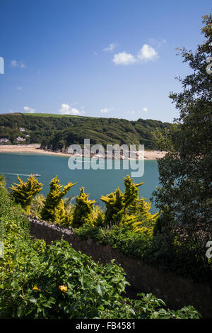 Atemberaubende Aussicht vom Salcombe über Salcombe Mündung Richtung Mill Bay und Sunny Buchten an einem schönen Sommertag Stockfoto