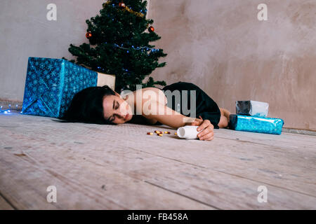 Frau zu Weihnachten auf Pillen überdosiert Stockfoto