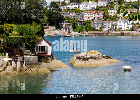 Blick vom Schloss Weg, Dartmouth, auf dem River Dart Blick über Beacon Road in Kingswear mit Yachten, Fluss & Häuser. Stockfoto