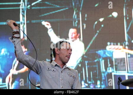 Rick Witter, Frontmann von Shed Seven, tritt auf der Bühne des Y Not Festivals, Peak District UK, auf Stockfoto