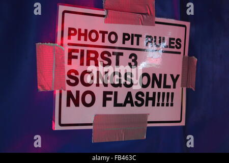 Ein Schild warnt akkreditierte Musikfotografen, die Bühne zu verlassen Pit nach Flash-freie Berichterstattung über die ersten drei Künstler Lieder auf einem britischen Festival Stockfoto