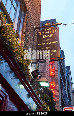 DUBLIN, Irland - Januar 05: Niedrigen Winkel Schuss von emblematischen Temple Bar Pub Banner in der Gegend mit dem gleichen Namen. 5. Januar 2016 Stockfoto