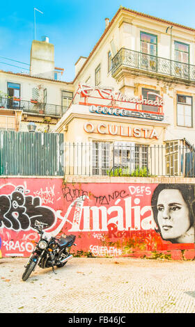 Graffito mit portugiesischen Fado-Königin Amalia Rodrigues, Lissabon, portugal Stockfoto