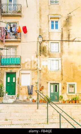 Treppe vor typischen Häusern, Alfama Viertel, Lissabon, portugal Stockfoto