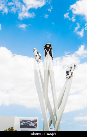 Anzeigen von Porsche-Fahrzeugen vor Porsche-Museum und Porsche-zentrale, Stuttgart-Zuffenhausen, Baden Wuerttem Installation Stockfoto