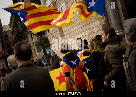 Barcelona, Katalonien, Spanien. 9. Januar 2016. Einige pro-Unabhängigkeit-Fans versammeln sich vor Palau De La Generalitat (Sitz der katalanischen Regierung) in Barcelona. Die letzten Tagen haben sich vervielfacht, Besprechungen zwischen den Pro-Unabhängigkeit-Parteien Junts Pel Si und CUP zu versuchen, eine Einigung mit der Souveränität Plan fortzufahren. Die Unfähigkeit, einen Präsidenten für das katalanische Parlament hat den Prozess der Unabhängigkeit ins Stocken geraten. © Jordi Boixareu/ZUMA Draht/Alamy Live-Nachrichten Stockfoto