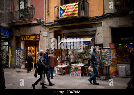 Barcelona, Katalonien, Spanien. 9. Januar 2016. Ein Estelada (katalanische Unabhängigkeit Flagge) hängt von einem Balkon in der Innenstadt von Barcelona. Die letzten Tagen haben sich vervielfacht, Besprechungen zwischen den Pro-Unabhängigkeit-Parteien Junts Pel Si und CUP zu versuchen, eine Einigung mit der Souveränität Plan fortzufahren. Die Unfähigkeit, einen Präsidenten für das katalanische Parlament hat den Prozess der Unabhängigkeit ins Stocken geraten. © Jordi Boixareu/ZUMA Draht/Alamy Live-Nachrichten Stockfoto