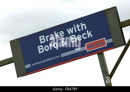 Bremse mit Borg & Beck Werbetafel auf der Castle Combe Rennstrecke in der Nähe des Dorfes Castle Combe Chippenham Wiltshire England GB 2015 Stockfoto