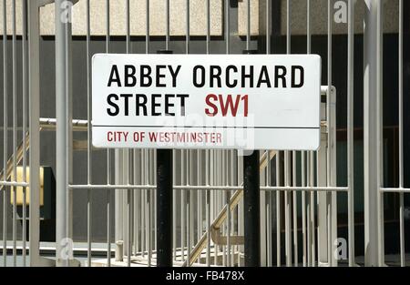 Verkehrshinweise auf der Abbey Orchard Street SW1 in der City of London England GB 2015 Stockfoto