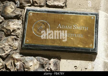 Plakette mit Messingnamen vor dem Eingang zum Adam Smith Institute in der Great Smith Street SW1 in der City of London England GB 2015 Stockfoto