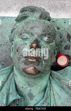 Das Gesicht von Victor Noir auf seinem Grab in der Friedhof Père Lachaise, Paris, Frankreich. Stockfoto