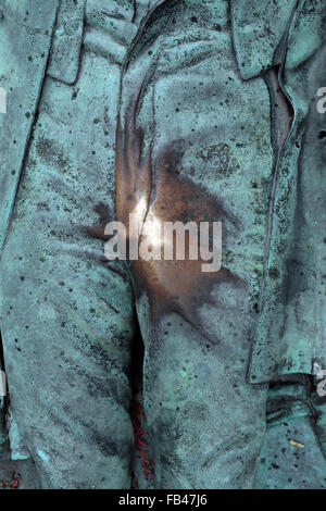 Den glänzenden Schritt von Victor Noir auf seinem Grab in der Friedhof Père Lachaise, Paris, Frankreich. Stockfoto