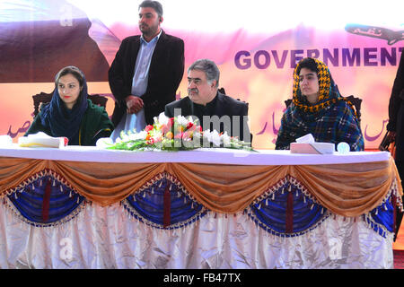 Quetta, Pakistan. 9. Januar 2016. Staatsminister für Benazir Einkommensbeihilfen Programm "BISP" Frau Marvi Memon, Chief Minister Balochistan Nawab Sana Ullah Zehri und Speaker Balochistan Montage Frau Raheela Hameed Durrani Setting auf der Bühne während der Zeremonie von Benazir Einkommen unterstützen Programm "BISP" Begünstigten Outreach und Gemeinschaftsstrategie in Quetta Pakistan Credit: Din Muhammad Watanpaal/Alamy Live News Stockfoto