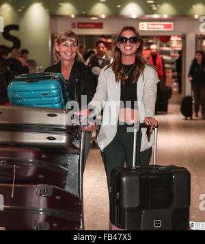 Gewinner des "I 'm a Celebrity, Get me Out of Here" Vicky Pattison kommt am Flughafen Heathrow mit zweiter Ferne McCann.  Mitwirkende: Ferne McCann wo: London, Vereinigtes Königreich bei: 9. Dezember 2015 Stockfoto