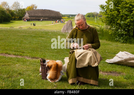 Frau macht Handarbeiten im Openair Viking Museum in Trelleborg, Slagelse, Seeland, Dänemark Stockfoto