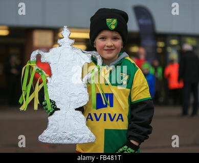 Carrow Road, Norwich, Vereinigtes Königreich. 9. Januar 2016. Emirate FA Cup 3. Runde. Norwich gegen Manchester City. Eine junge Norwich City fans klar träumen von FA Cup Herrlichkeit, als er auf eine Replik Trophäe außerhalb der Erde hält. Bildnachweis: Aktion Plus Sport/Alamy Live-Nachrichten Stockfoto