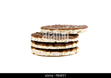 Stapel von Schokolade beschichtete Reis Kuchen, weißen Hintergrund. Stockfoto