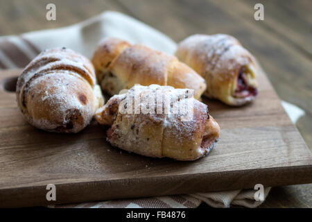 Gebackene Croissants gefüllt mit süßen Früchten Marmelade Stockfoto