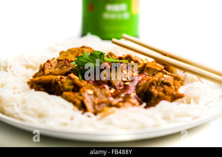 Kimchi Eintopf mit Tofu und Schweinefleisch, Reis Nudeln Stockfoto