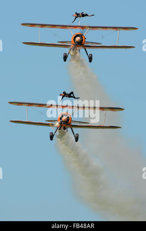 AeroSuperBatics Ltd ist ein britisches Kunstflug und Wingwalking Team. Ab 2011 führen sie wie die Breitling Wingwalkers Stockfoto