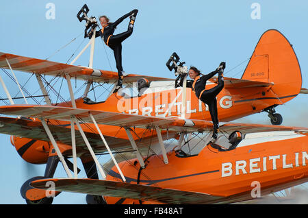 AeroSuperBatics Ltd ist ein britisches Kunstflug und Wingwalking Team. Ab 2011 führen sie wie die Breitling Wingwalkers Stockfoto