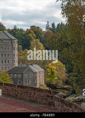Ansicht von Gebäuden und River Clyde im Herbst in New Lanark World Heritage Village gegründet von Robert Owen und David Dale Stockfoto