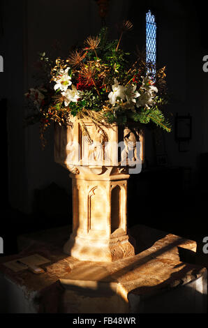 Ein Blick auf die Schriftart in der Pfarrei Allerheiligen-Kirche in Morston, Norfolk, England, Vereinigtes Königreich. Stockfoto